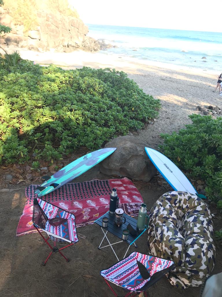 perfect after an RV rental journey.|Black Jeep Gladiator with rooftop tent and surfboards on a rocky beach by the ocean. Ideal for an RV rental adventure.|Beach relaxation spot: surfboards — photo 3