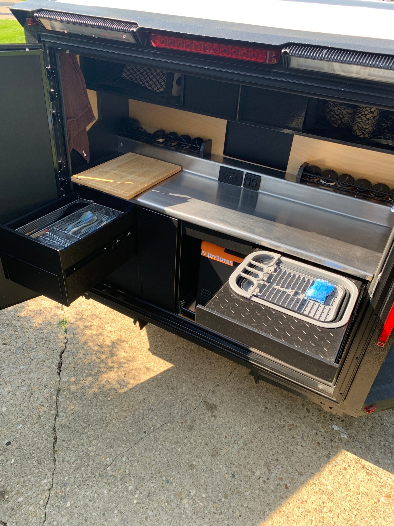 featuring a pull-out stove