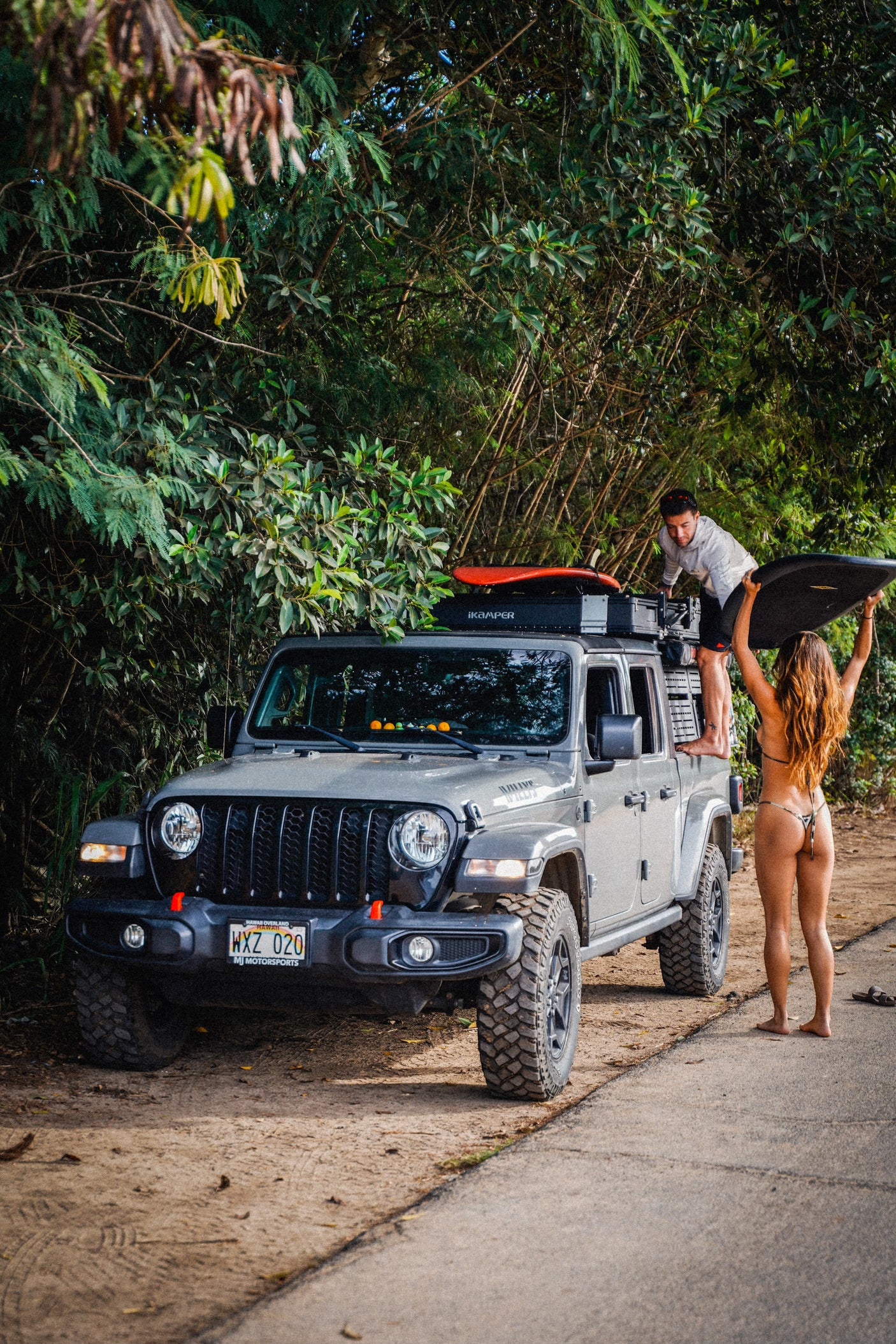 Hawaii adventure with a rugged Jeep Gladiator, roof rack & surfboards. An ideal rv rental for outdoor exploration.