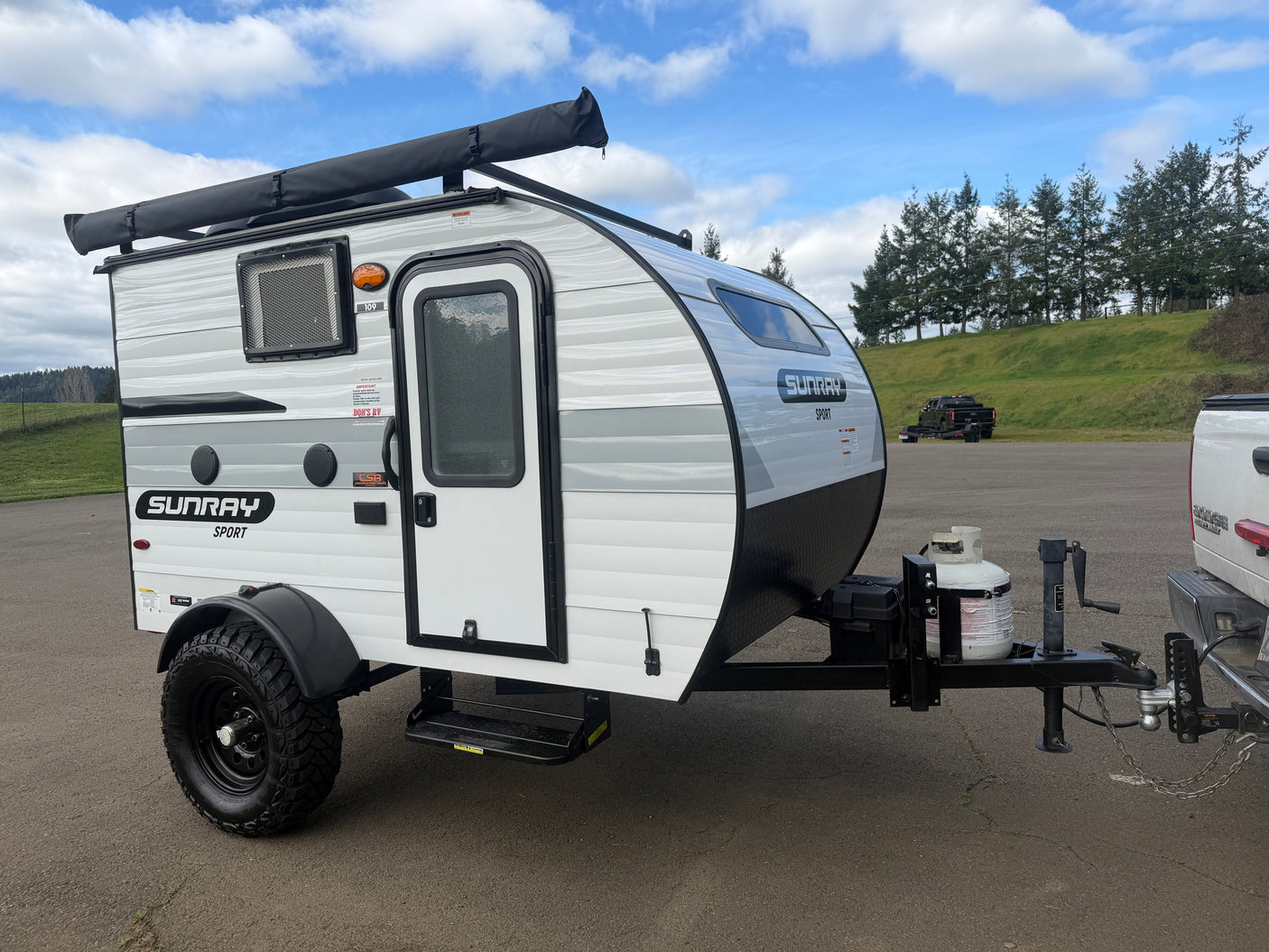 This Sunray Sport teardrop RV rental is a compact travel trailer with off-road tires and an awning, ready for adventure.