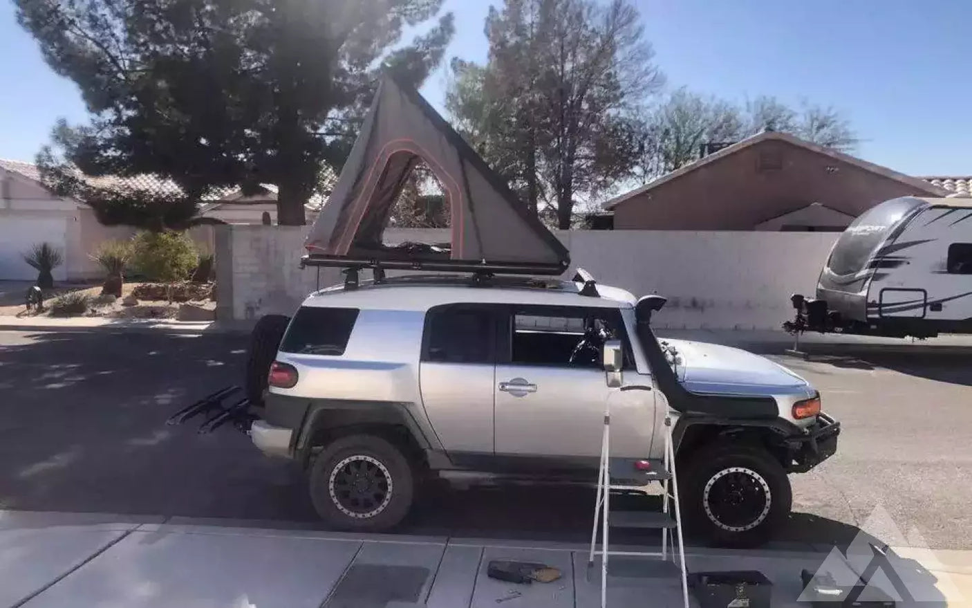 Hard Shell Roof Top Tent — used rooftop tents for sale (photo 2)