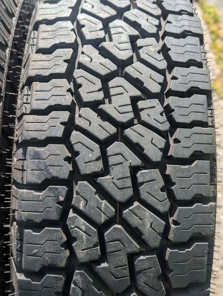 255/85/16 Falken Wildpeak AT4 (2 Tires) Semi New in Everett, WA (photo 3) — photo 3
