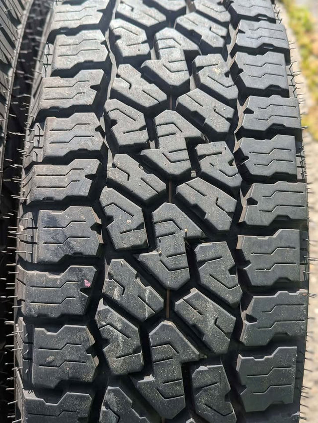 255/85/16 Falken Wildpeak AT4 (2 Tires) Semi New — photo 3