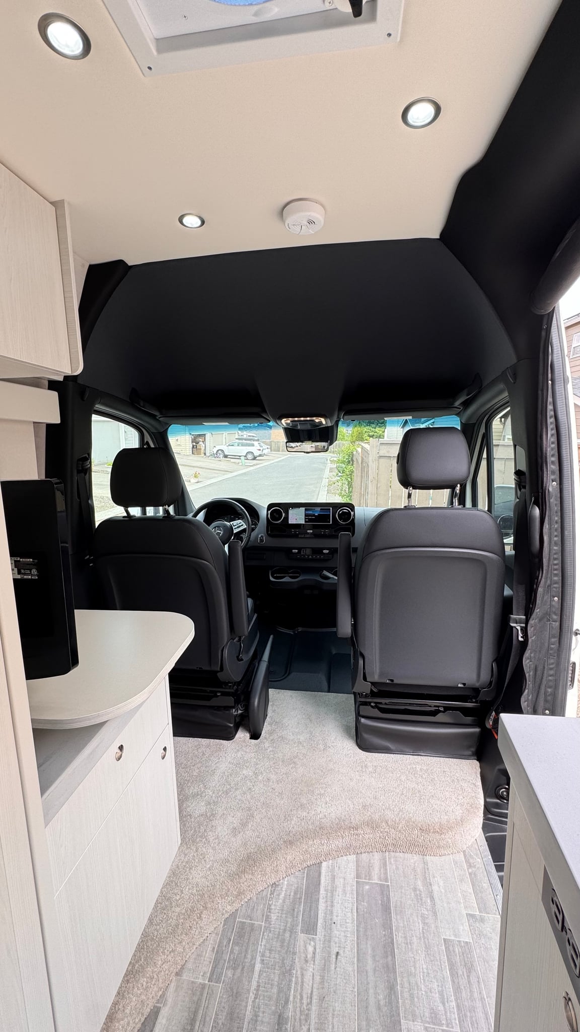 and carpet/tile flooring.|Inside this RV rental — photo 15