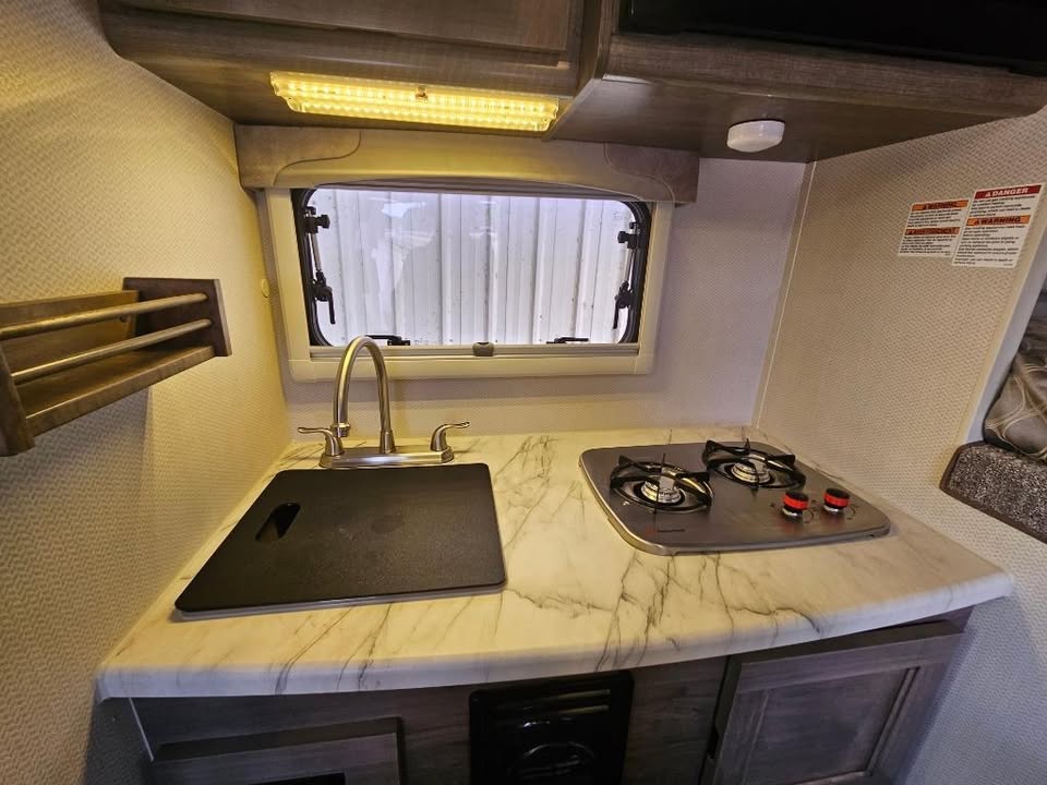 2021 LANCE 650 TRUCK CAMPER in Pearl, MS (photo 7) — photo 7
