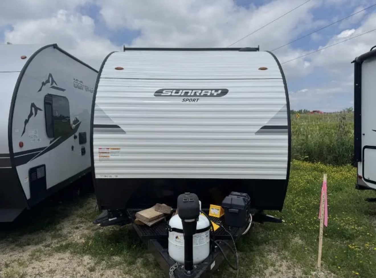 Adventure Ready 2022 Sunset Park SunRay 139 RV Camper
