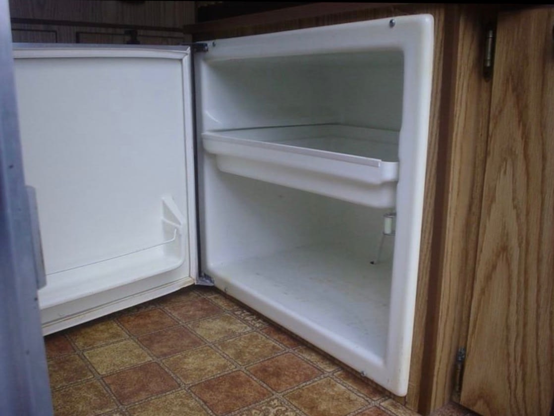 and a rear bed.|Detailed RV specifications for the "J" Series 705 model