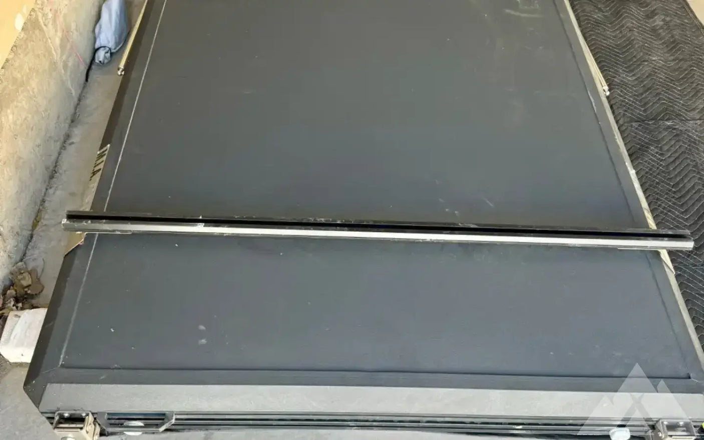 MIA powder coated aluminum clamshell 3 person RTT — used rooftop tents for sale (photo 5)