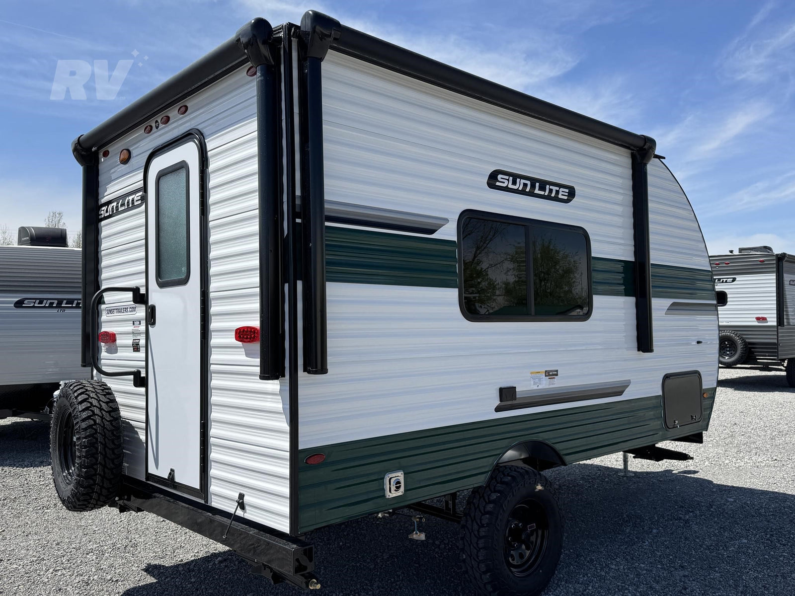 Explore more with this rugged Sun Lite travel trailer