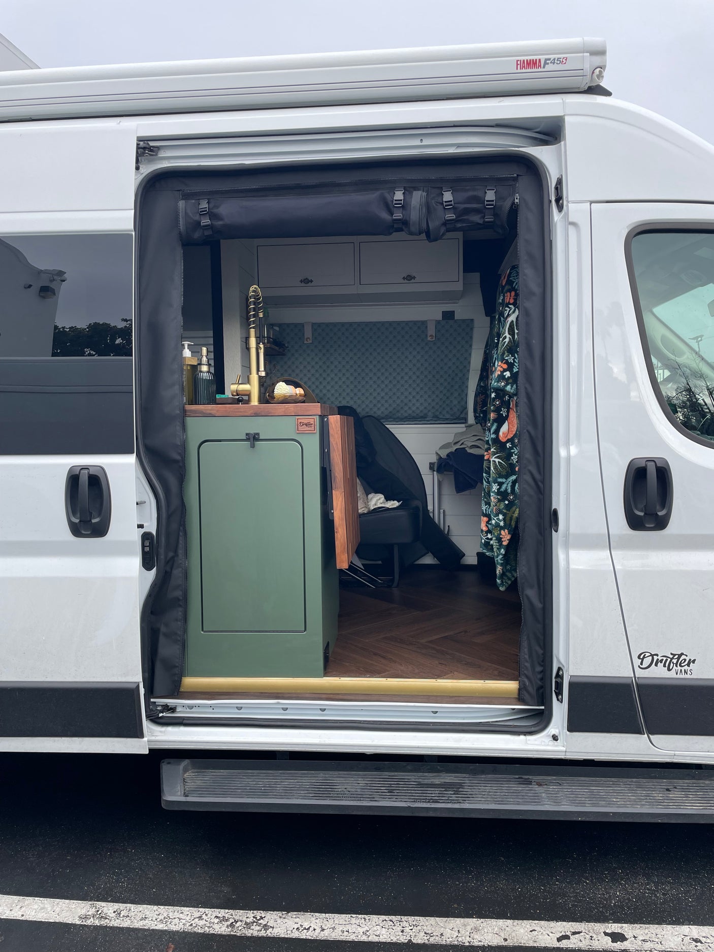 WanderNest — Seats 3, Luxury, Fully loaded. Ready for adventure