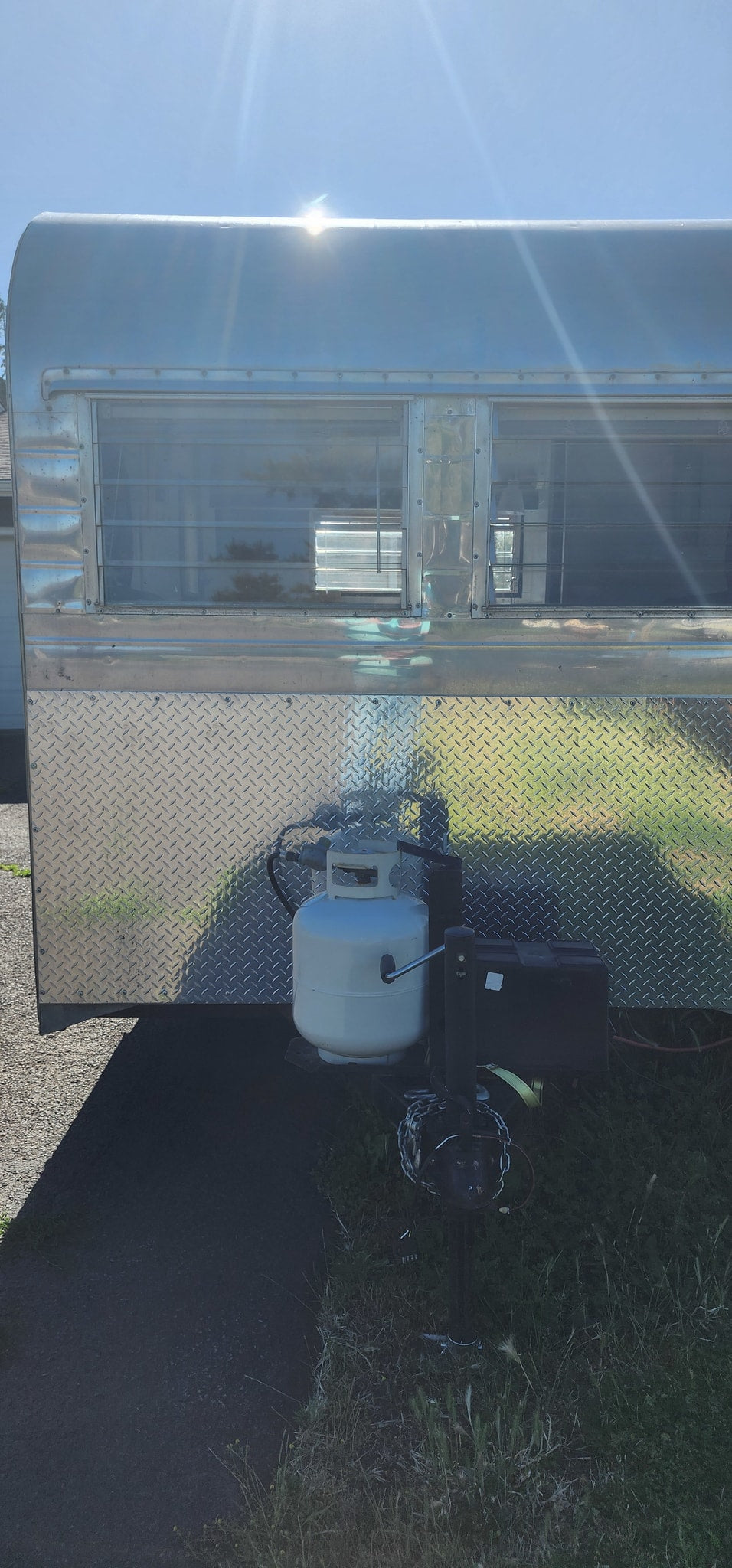 organized for travel.|An RV rental kitchen with a brown "TRAVLER WARD" stove