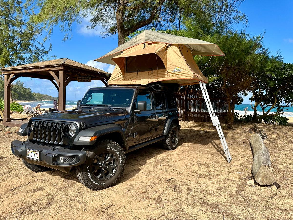 This RV rental Jeep, equipped with a rooftop tent, offers unique beach camping. Explore Hawaii's outdoors in comfort. — photo 8