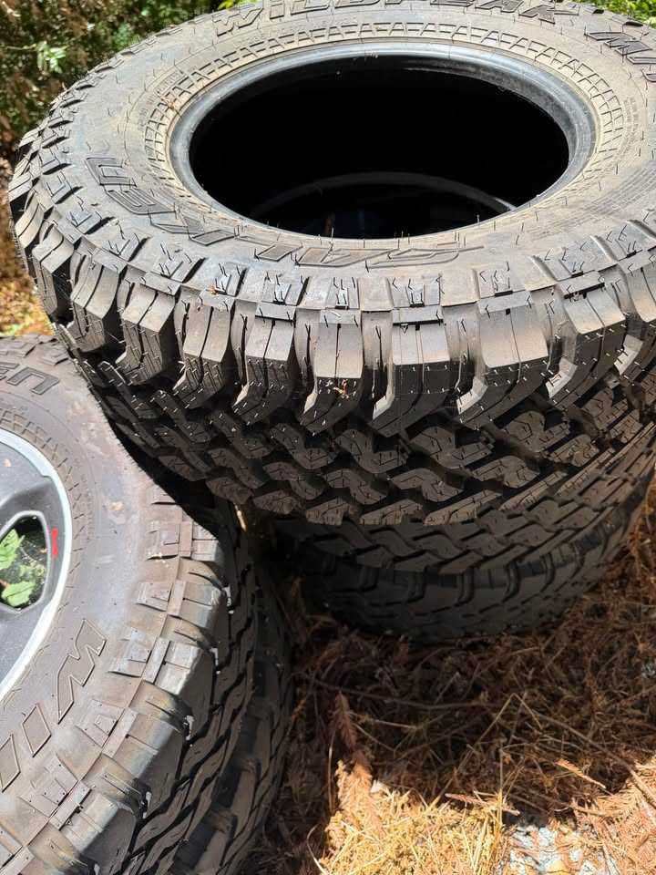 Jeep Rubicon wheels and 5 FALKEN WILDPEAK M/T01 LT285/70R17 in Santa Cruz, CA (photo 3) — photo 3