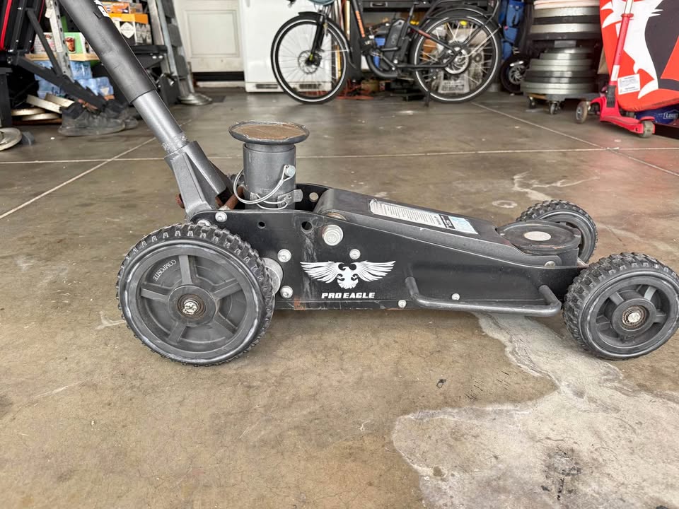 Pro Eagle 2 ton floor jack in Carson, CA (photo 1)