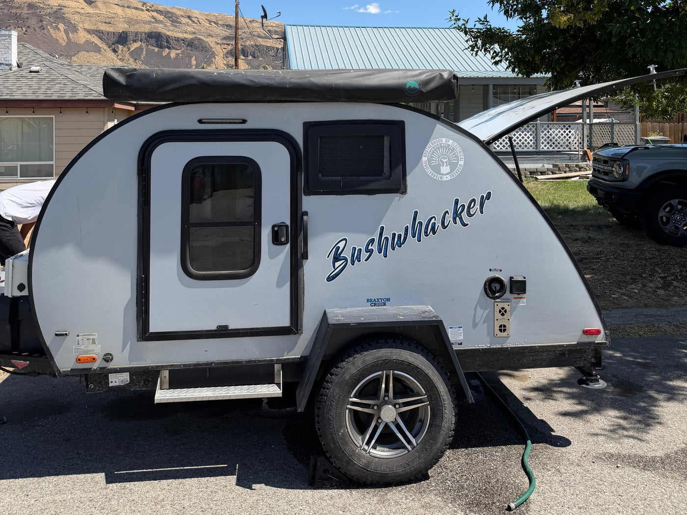 an ideal RV rental with an awning — photo 2