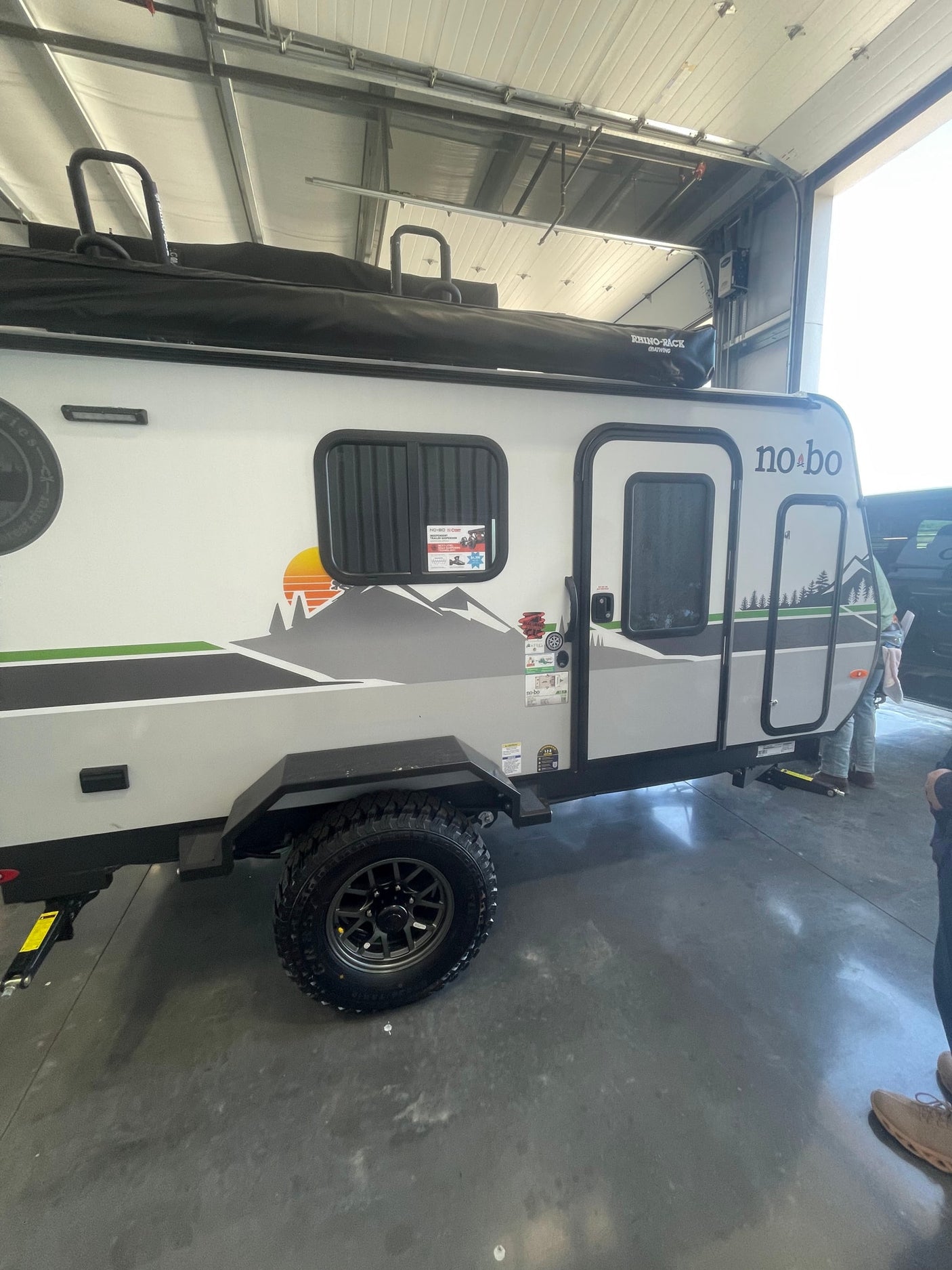 Compact no-bo travel trailer