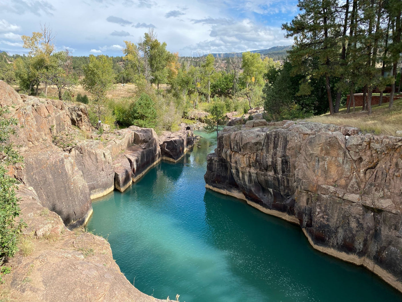 Discover this stunning river gorge with vibrant turquoise water & rocky cliffs. Perfect for your next rv rental trip!