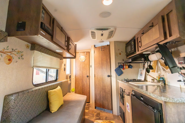 Cozy Couple - Sleeps 2 - Fully Stocked - EZ Tow — photo 3