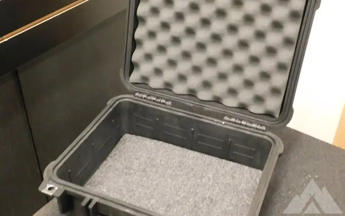 Pelican 1400 Lockable Hard Case — used cases & cargo boxes for sale (photo 3)