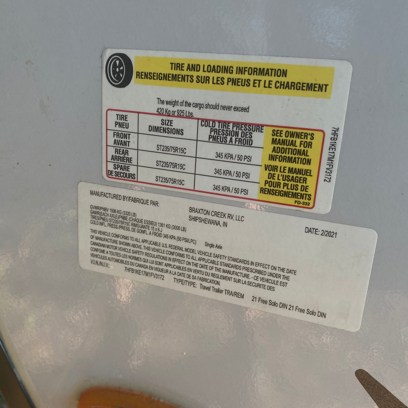 RV rental label: tire & loading info, including 50 PSI pressure, 925 lbs cargo, and VIN for safety.