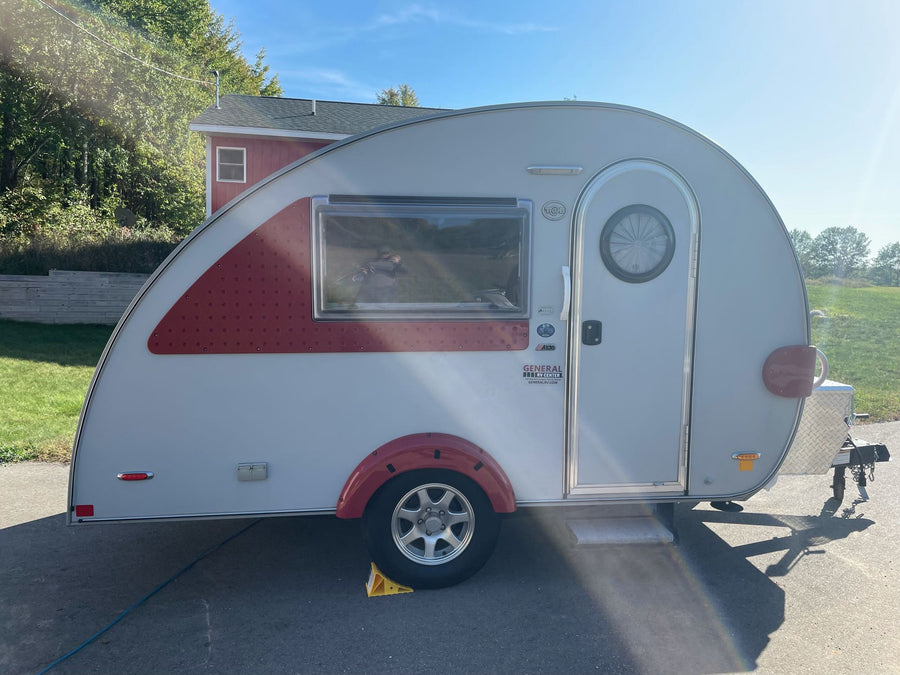 and AC unit. Cozy and functional.|This RV rental's cozy interior offers a dinette