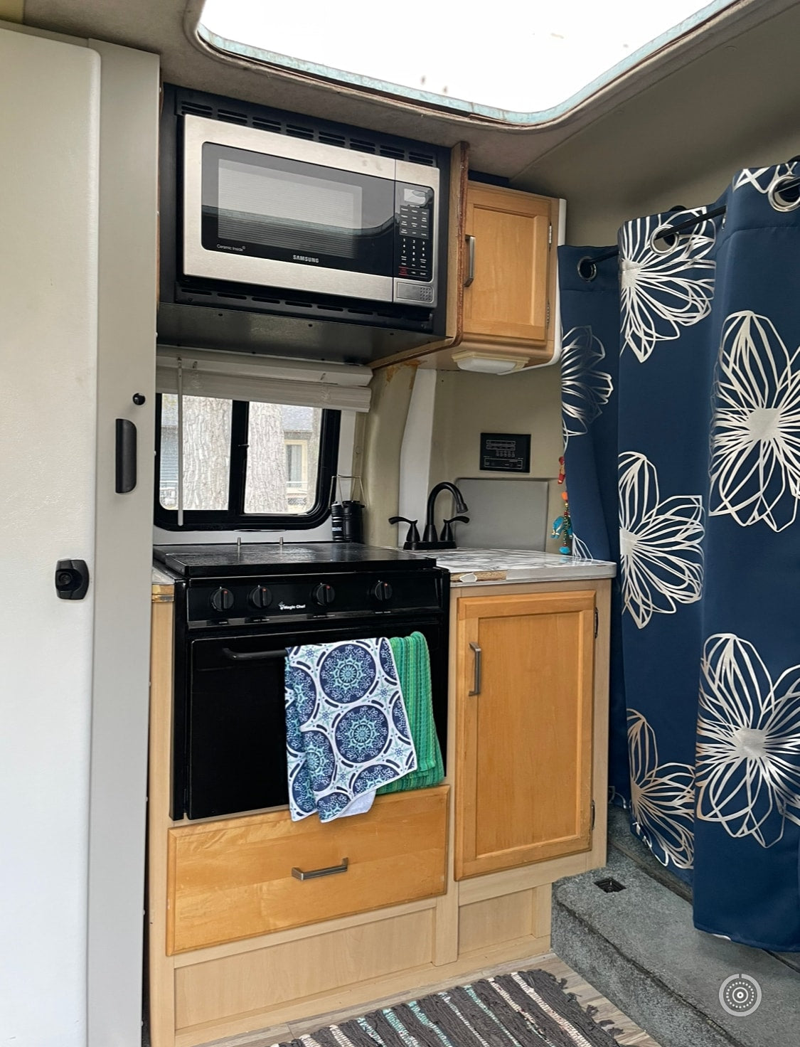 Mr. Bojangles - 2000 Winnebago Rialta 22HD