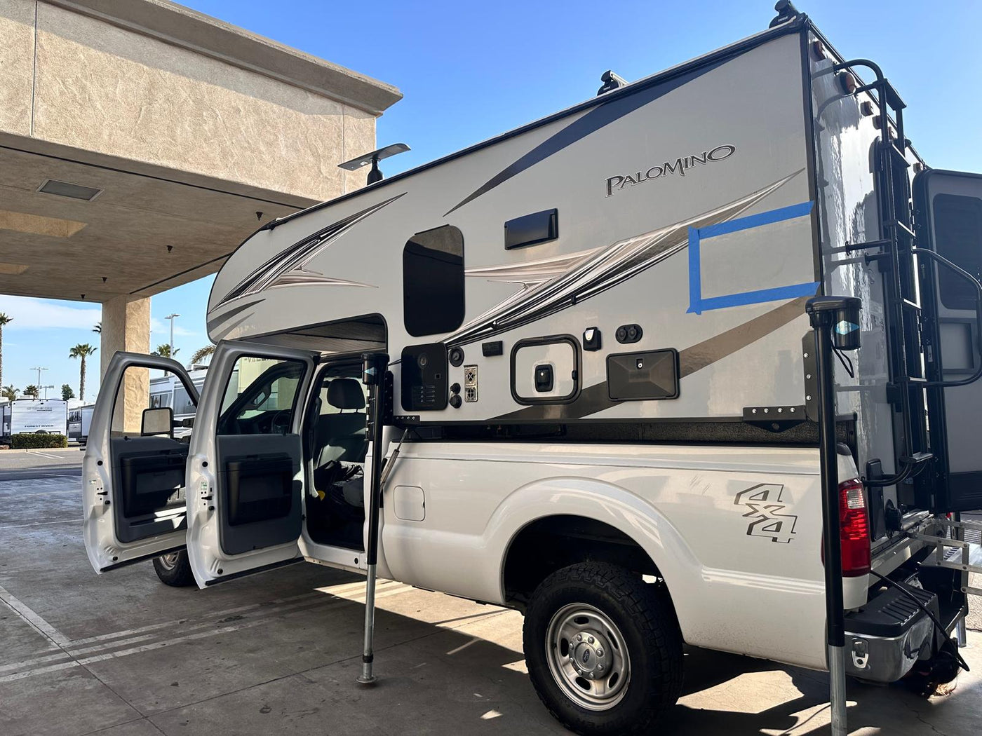 2021 Palamino HS750 F350 4WD Satellite Trail Ready Solar — photo 5