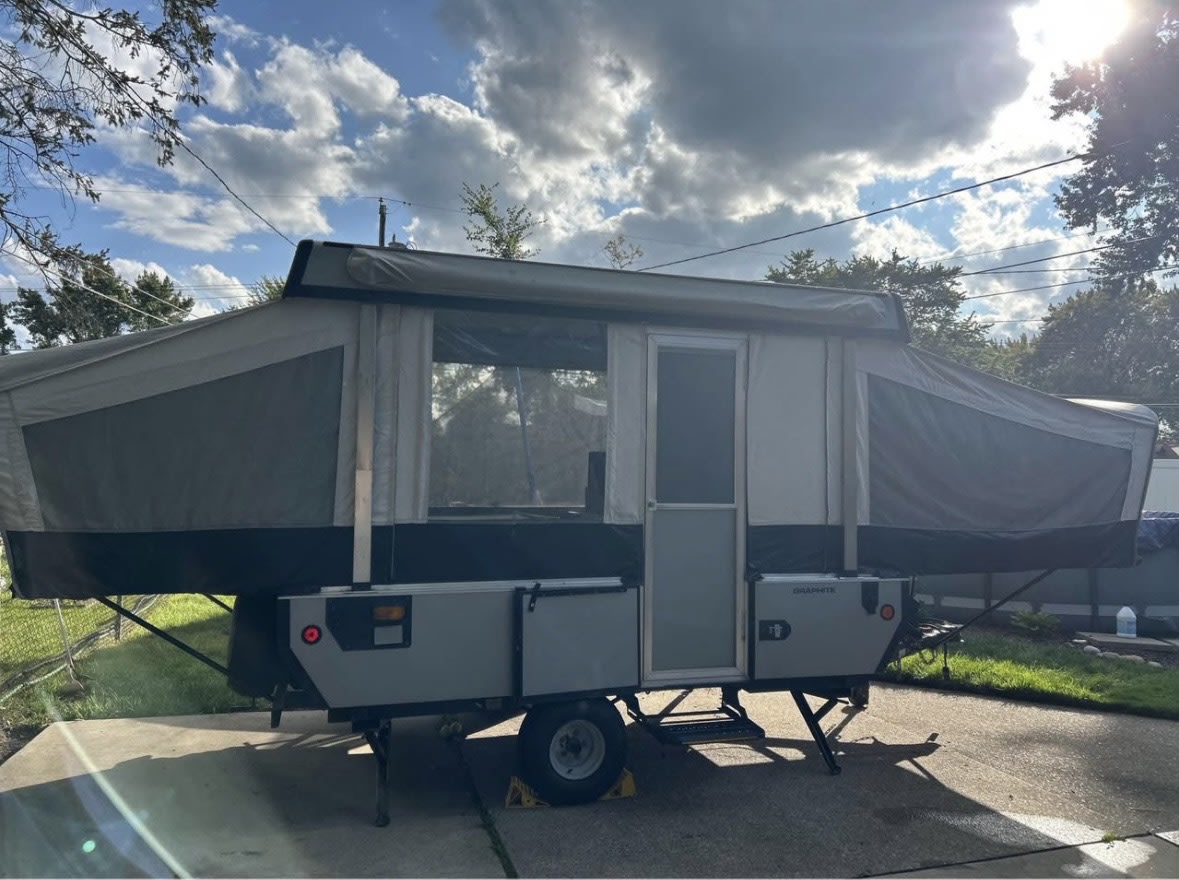 This fully set-up pop-up camper RV rental