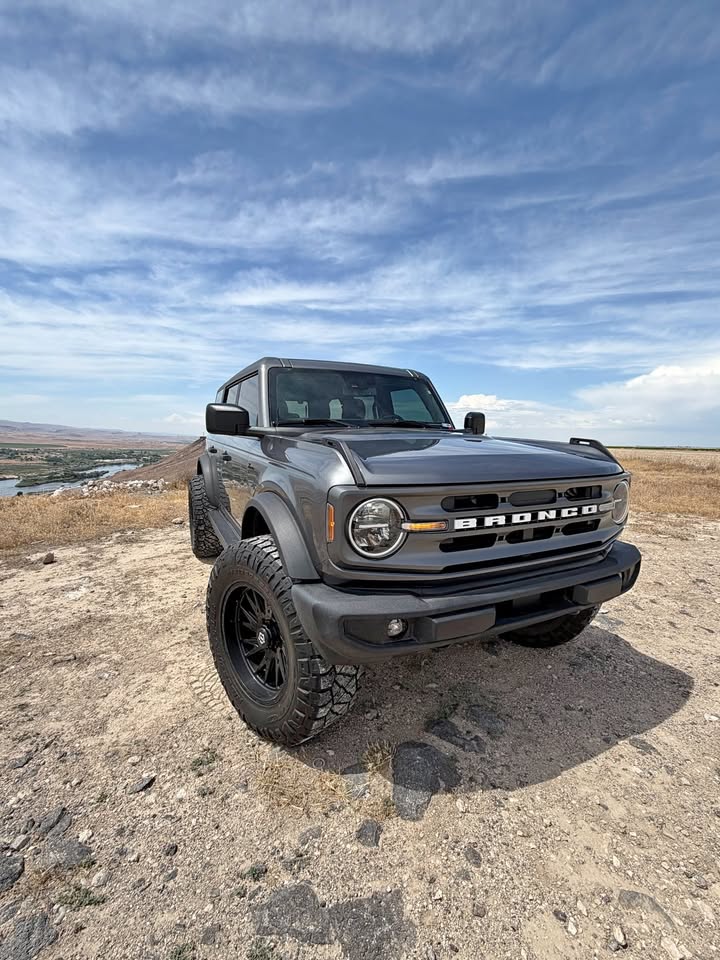 2022 Ford bronco 4-door – loaded – excellent condition — photo 1