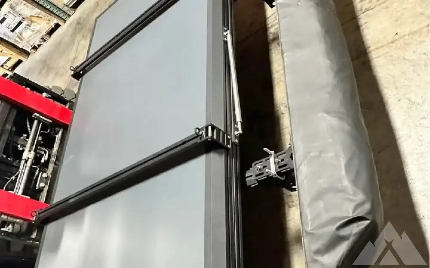 Roofnest falcon,Ovs awning,go rhino cross bars — used rooftop tents for sale (photo 4) — photo 4