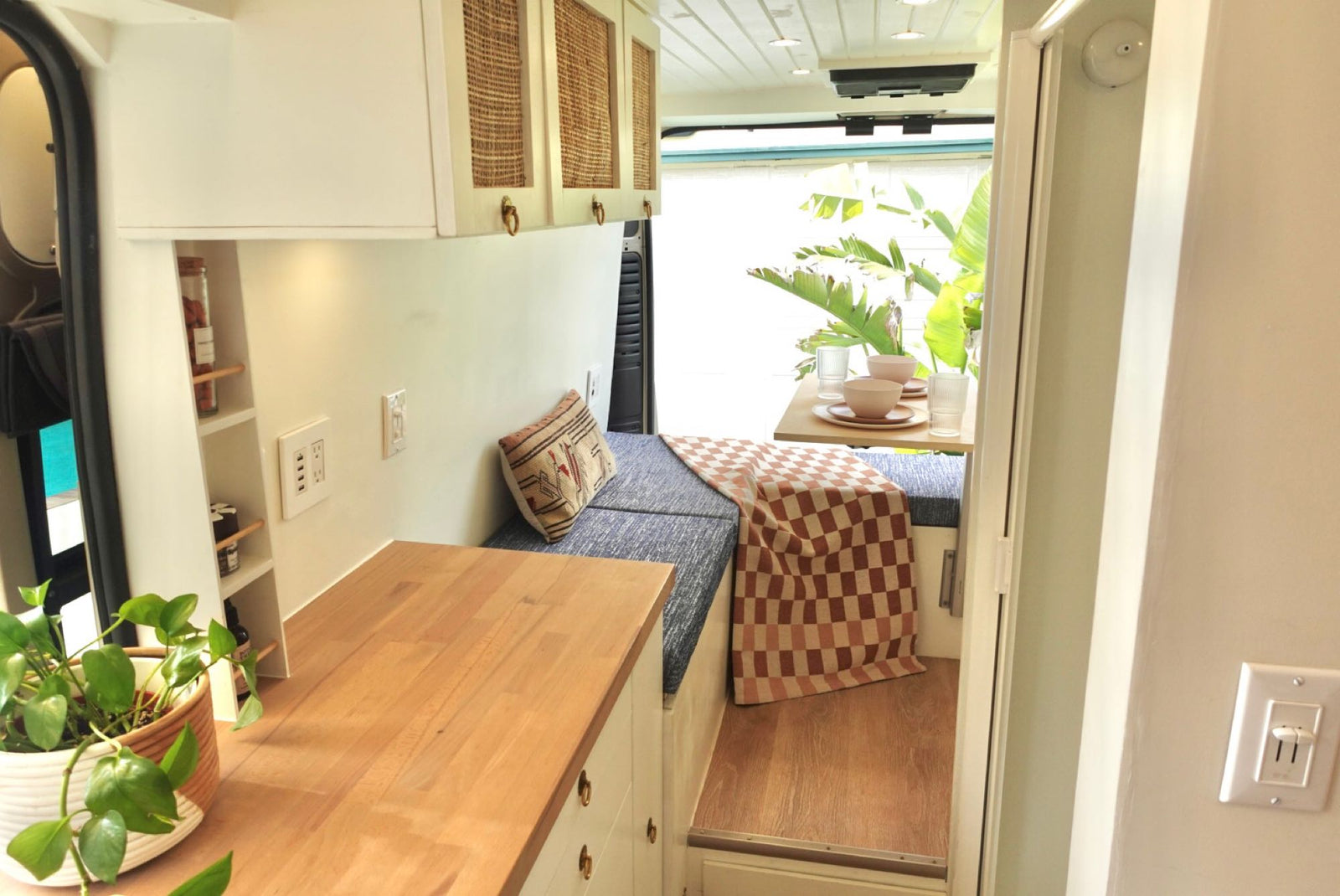 Free WiFi, Unlimited Miles, AC, Indoor HOT Shower, Projector & more!