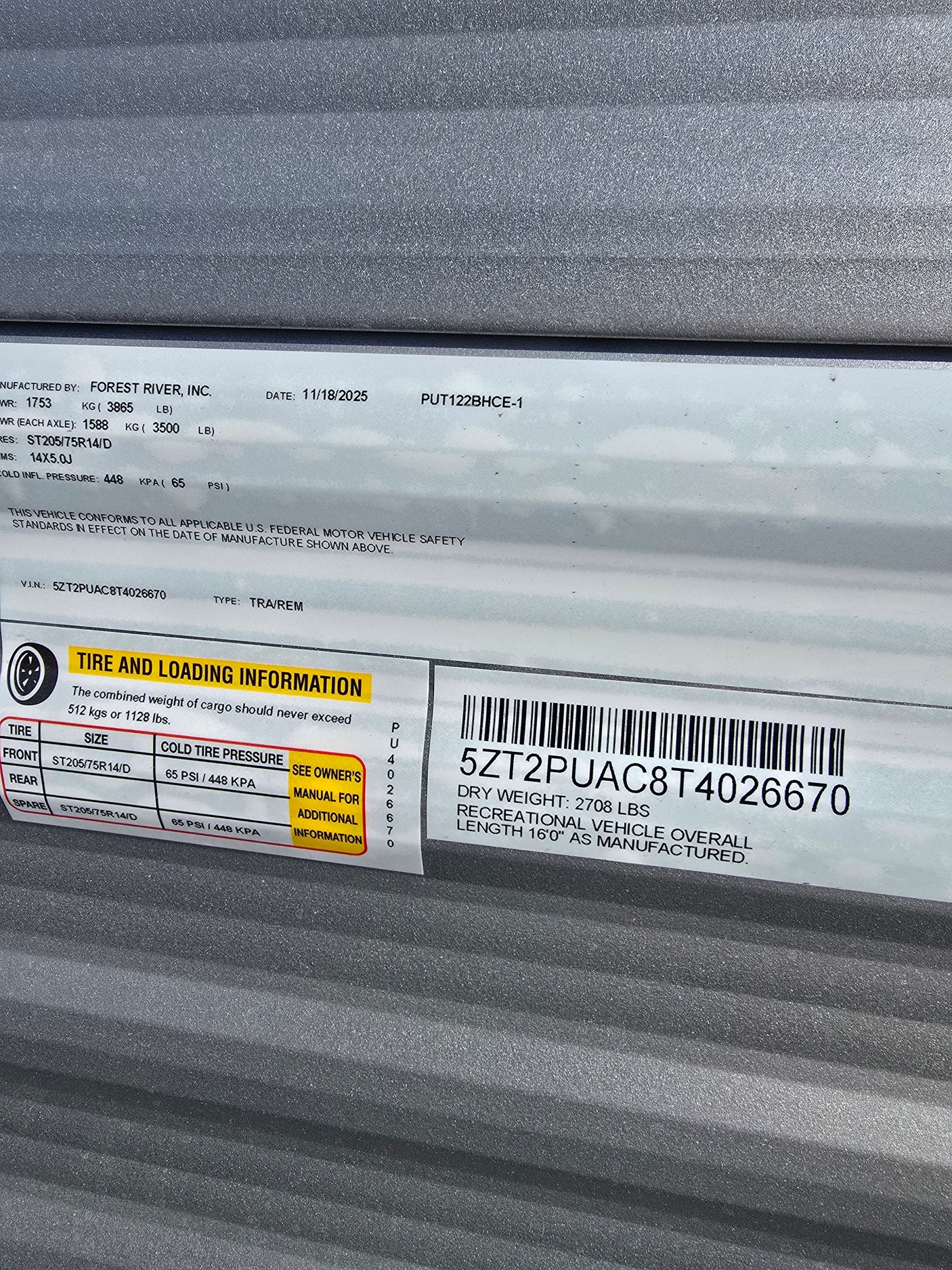 Essential RV rental info: VIN 5ZT2PUAC8T4026670, tire pressure (65 PSI), cargo & dry weight, and length 16'0".