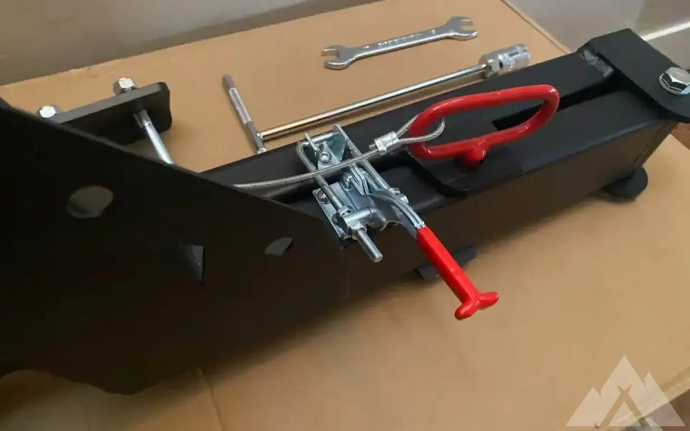 Universal hitch mounted swing out style spare tire — new tire carriers & swing outs for sale (photo 3)