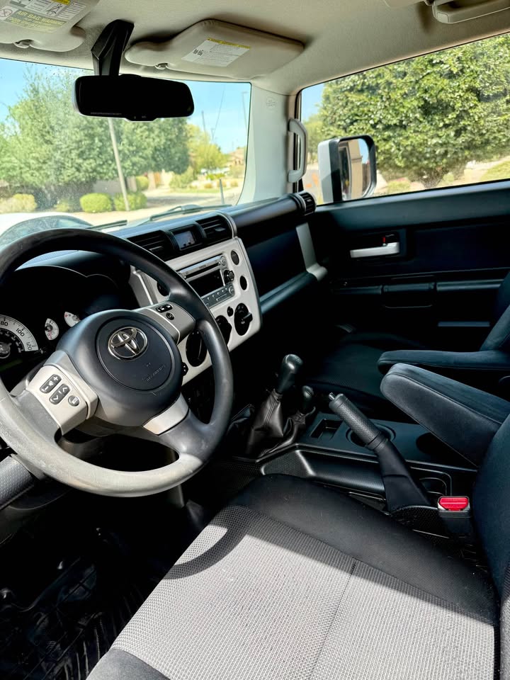 2012 Toyota FJ Cruiser 4WD 6-Speed Manual (Clean Title) in Gilbert, AZ (photo 3) — photo 3