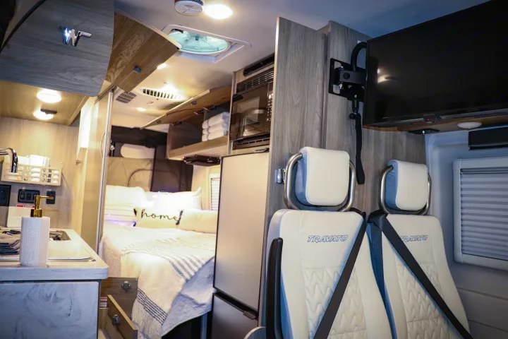 "Lux" 2022 Winnebago 59G, Fully Contained OFF Grid Capable! Air Conditioned — photo 6