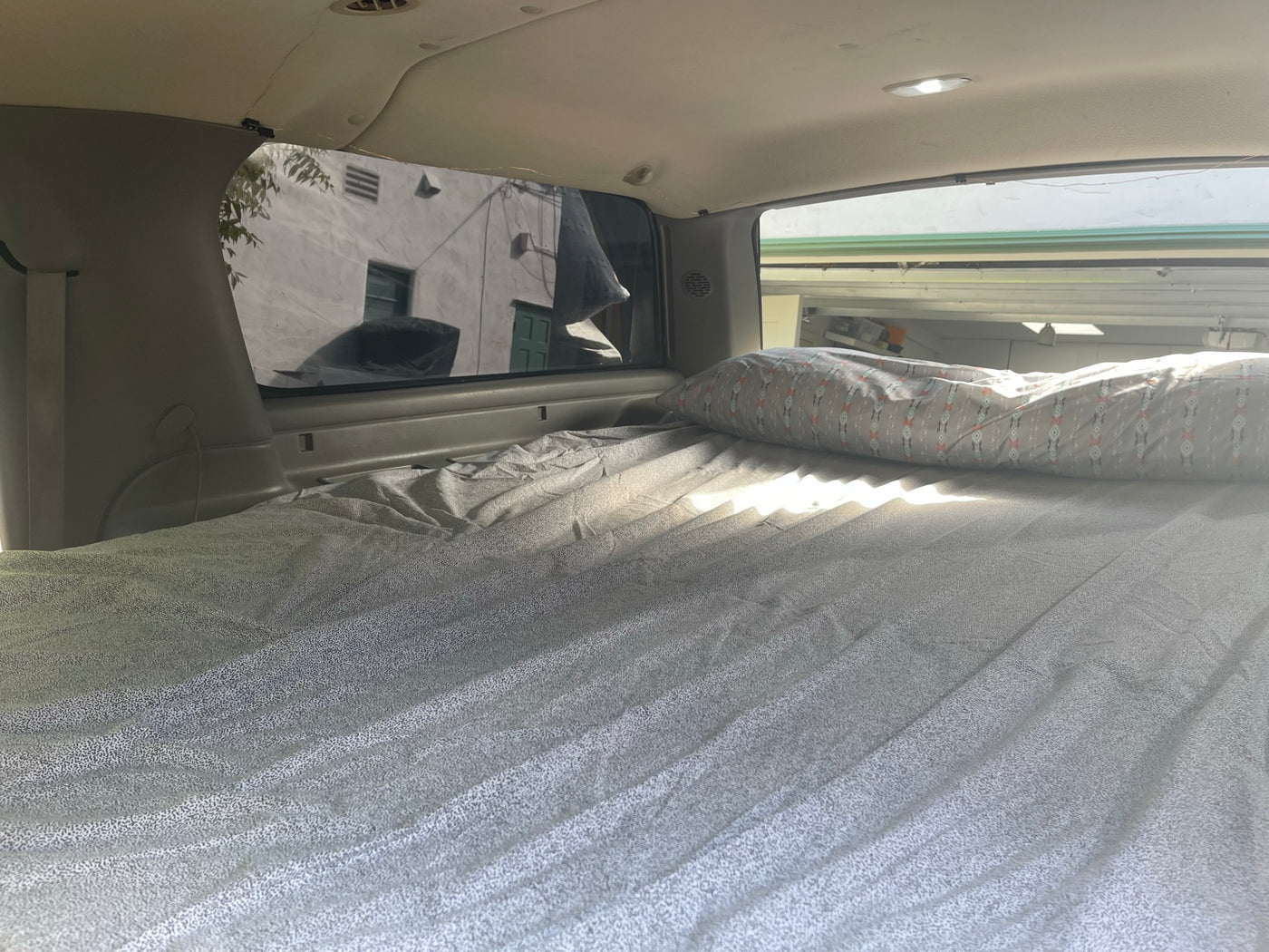 Black Magic Suburban camper — photo 3