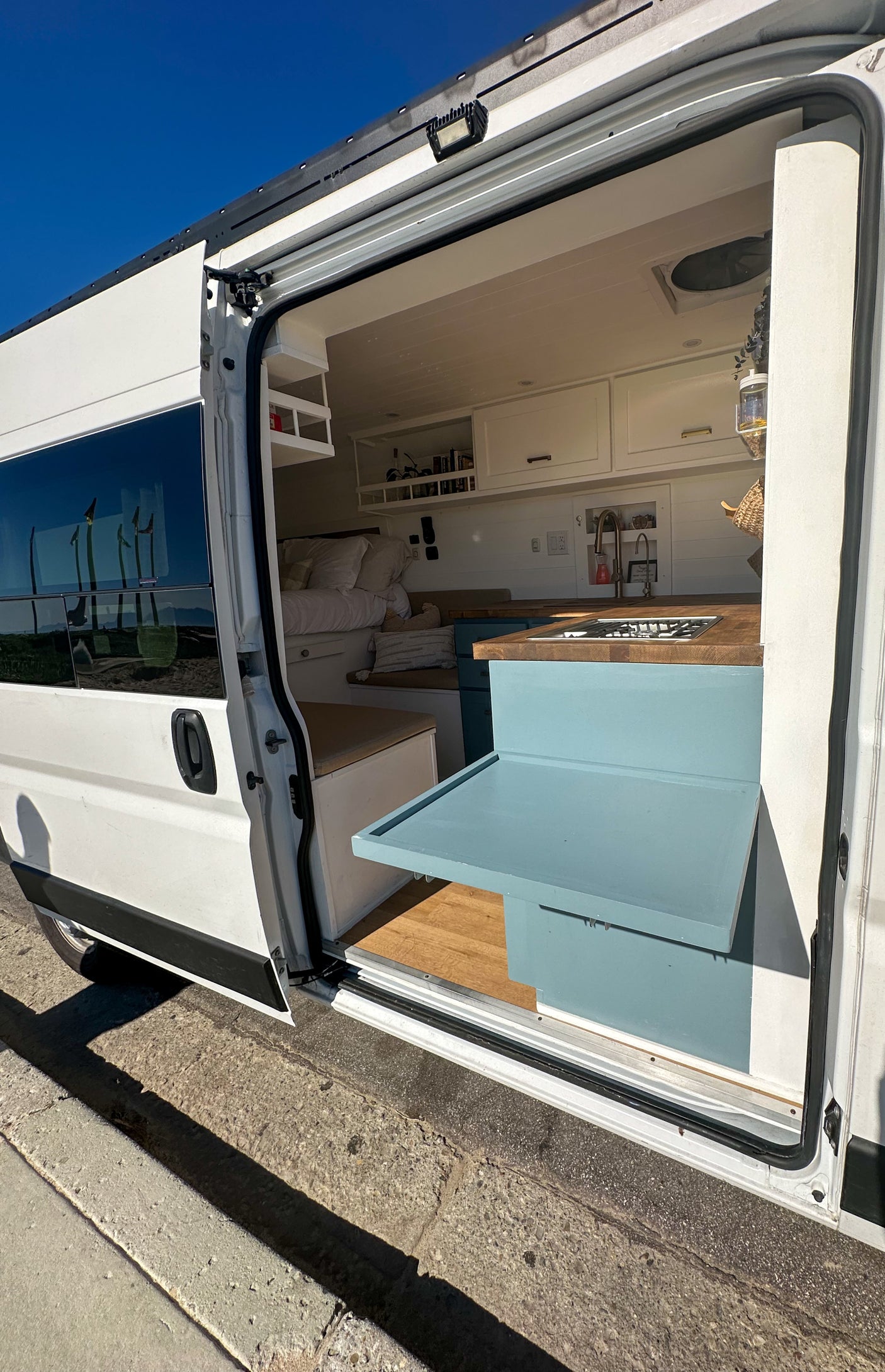 Step inside this RV rental camper van: comfortable bed, equipped kitchen, and clever storage. Adventure awaits!