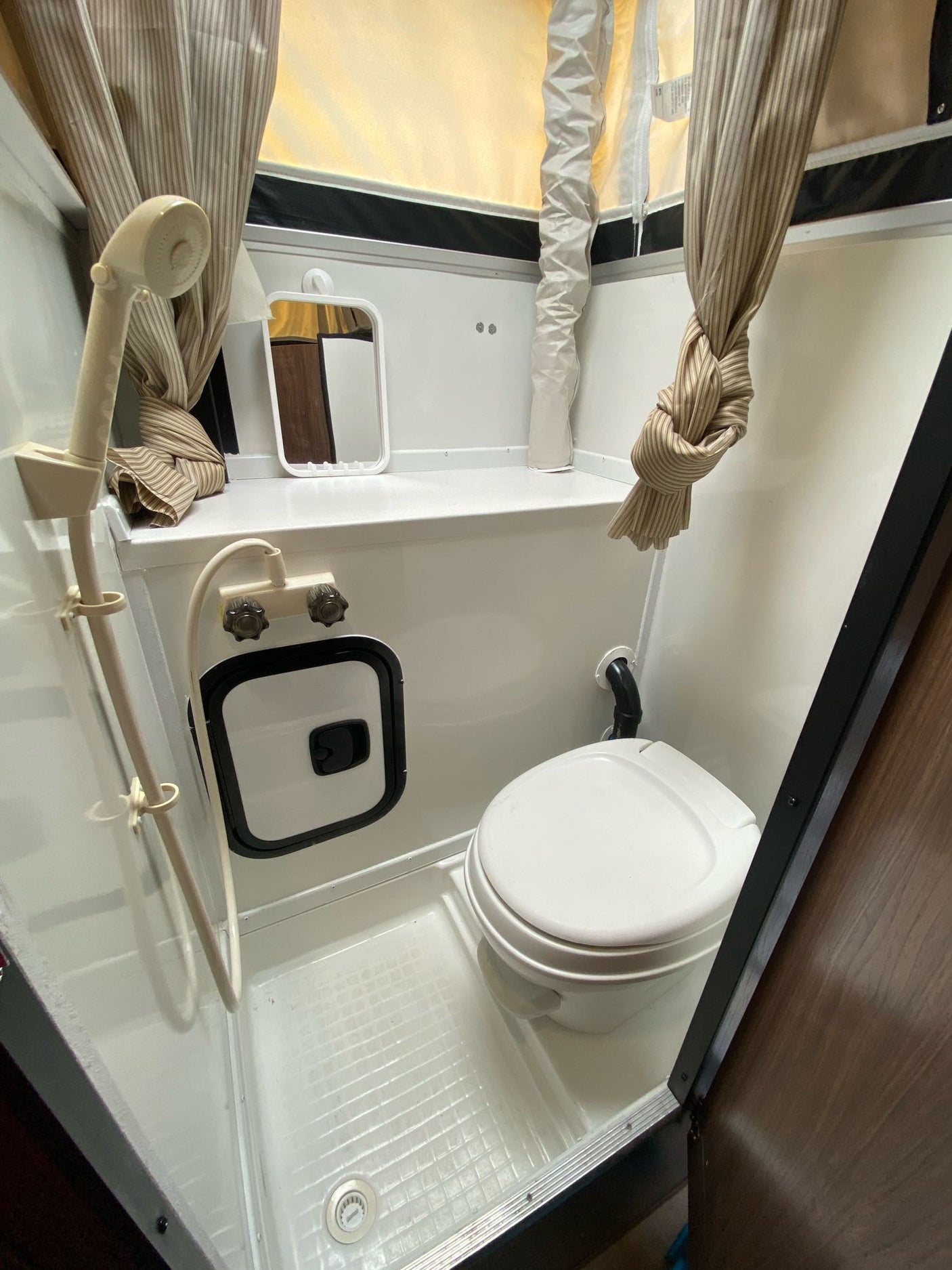 makes for a great RV rental adventure. Perfect for relaxing outdoors.|RV rental floor plan with full-size bed