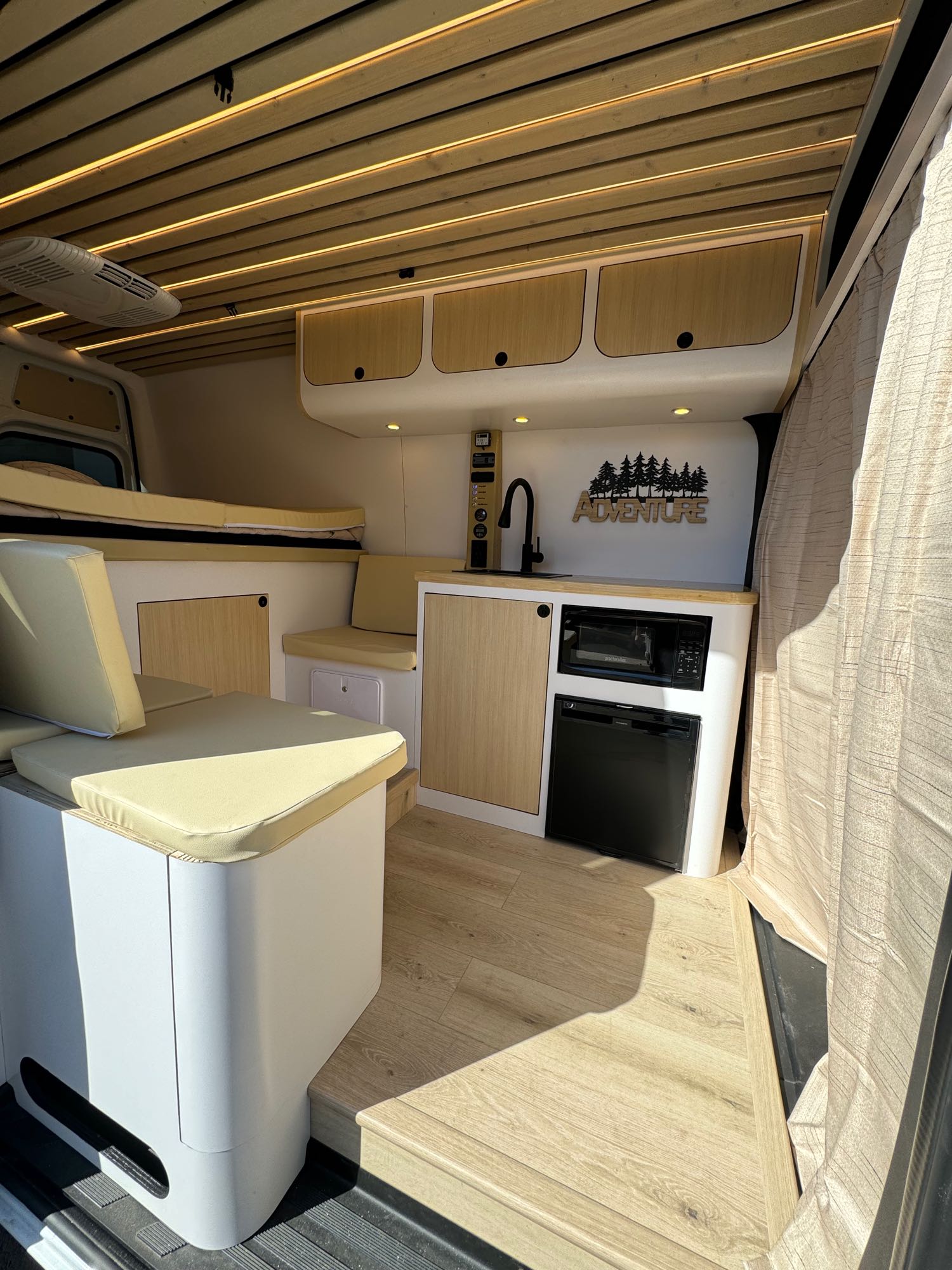 kitchen with sink/appliances