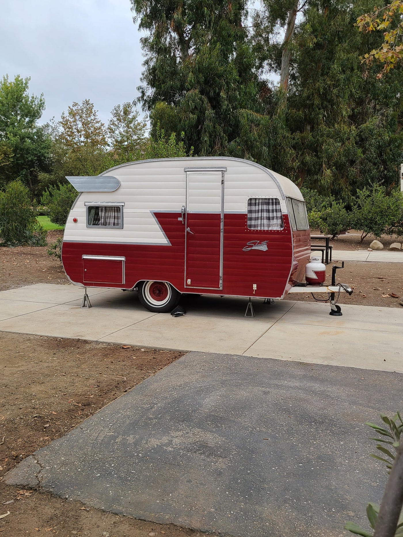 Retro red & white Shasta travel trailer, parked at a campsite, ready for your next RV rental adventure. — photo 2
