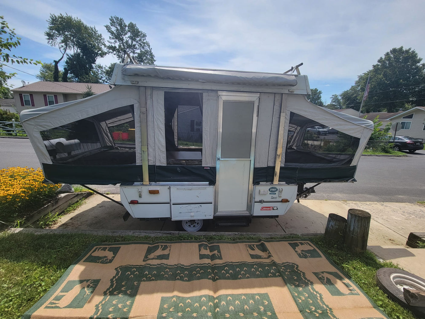 This pop-up tent trailer