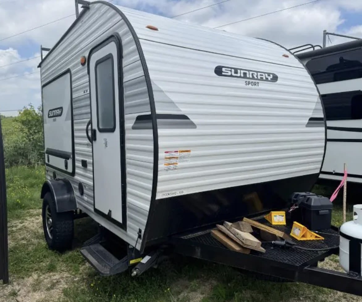 Adventure Ready 2022 Sunset Park SunRay 139 RV Camper