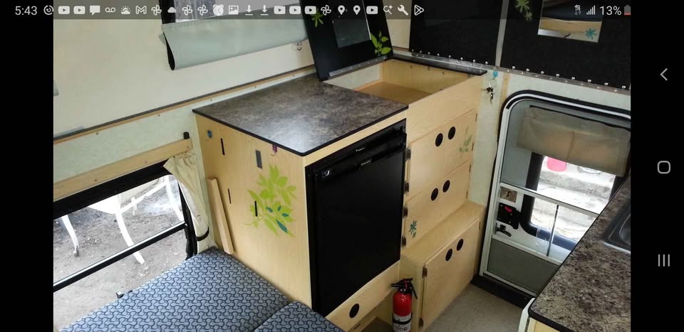 Four wheel camper fleet model front dinette in Denver, CO (photo 9) — photo 9