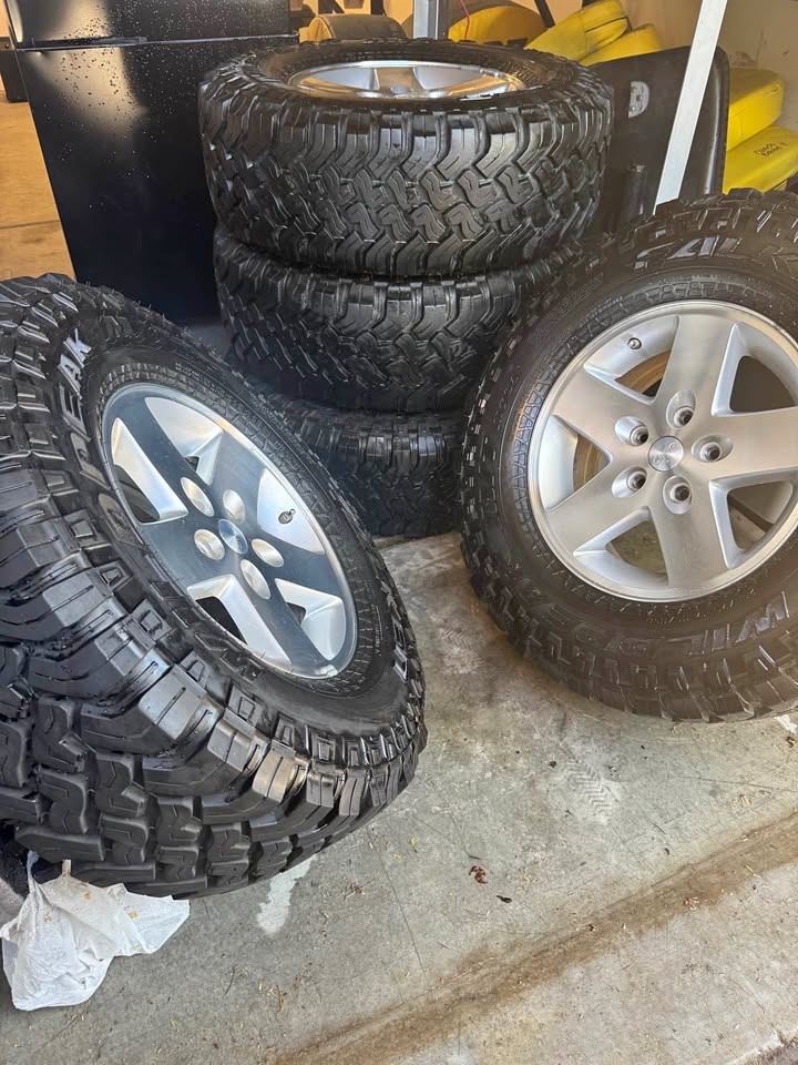 !!!EXCELLENT!!! Falken Wildpeak M/T Tires on Jeep Wheels 17in … all 5 in great condition in Tucson, AZ (photo 1) — photo 1