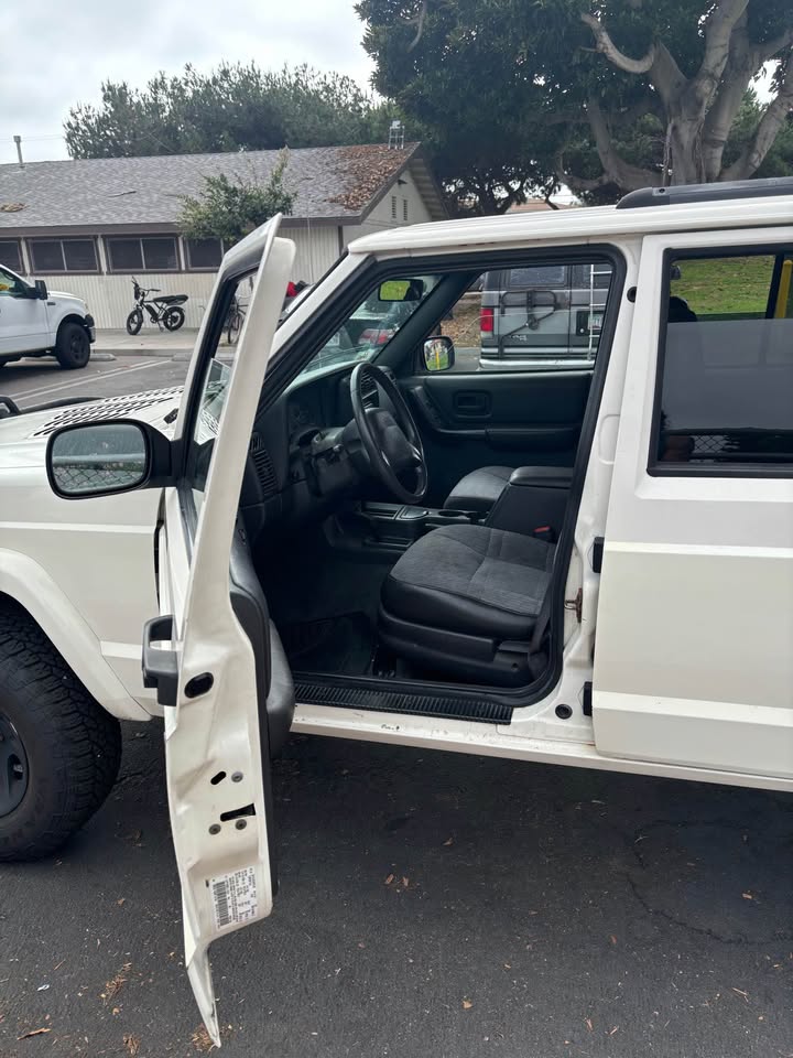 2000 Jeep Cherokee · Sport 4D in Venice, CA (photo 10) — photo 10