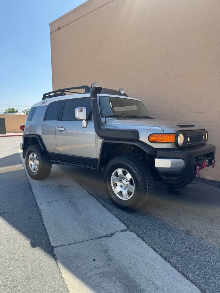 2010 Toyota FJ Cruiser · 4 Door wagon/Sport Utility in Bell Gardens, CA (photo 10) — photo 10