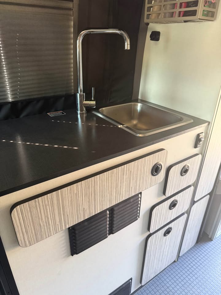 2021 Mercedes-Benz Revel · 4x4 in Yorba Linda, CA (photo 10) — photo 10