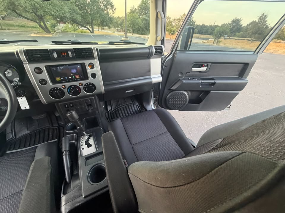 2010 Toyota FJ Cruiser - Backup Camera - Bluetooth - 1-Owner - Clean Title - 176K Miles in Cedar Park, TX (photo 11) — photo 11