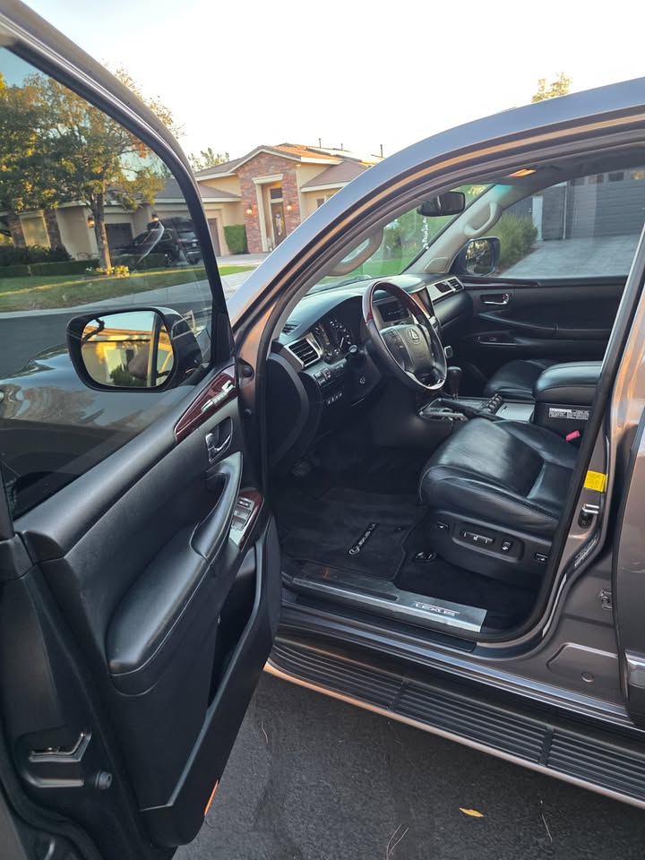 2013 Lexus LX570 in Las Vegas, NV (photo 12) — photo 12