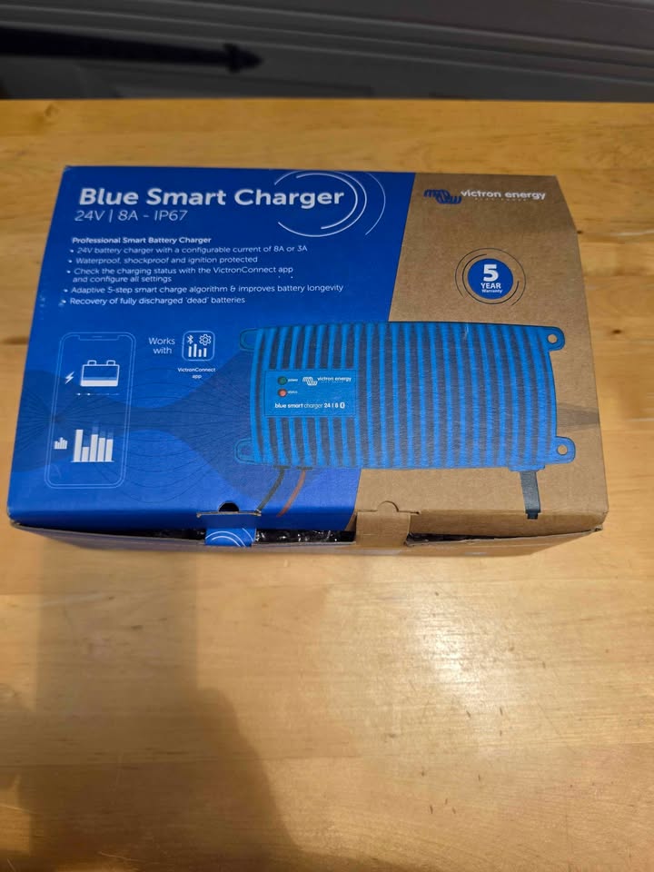 Victron Energy blue smart IP67 24V 12 waterproof professional battery charger new in the box in Owasso, OK (photo 2)